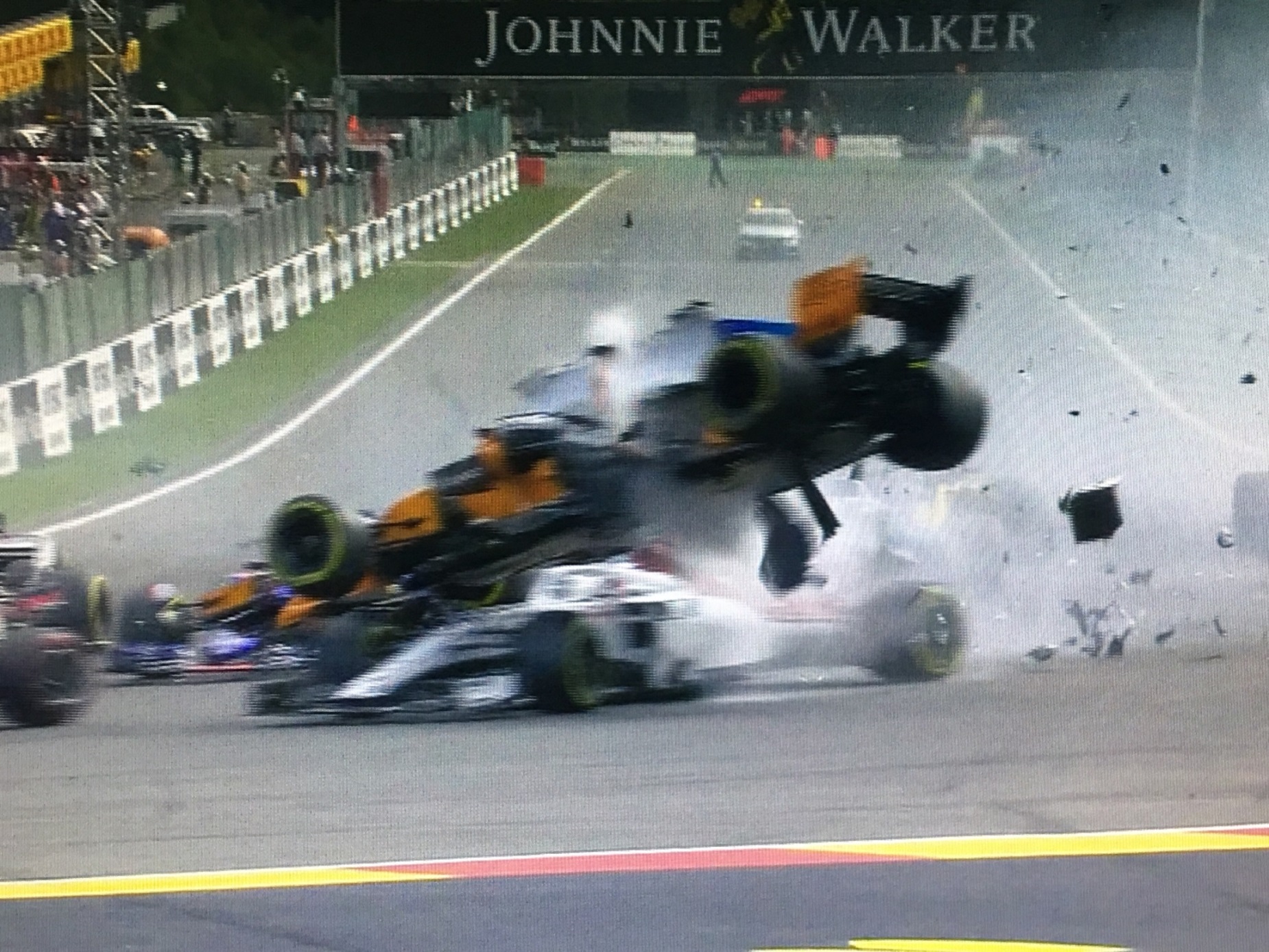 Momento em que o McLaren de Alonso passa por cima do Alfa Romeo de Leclerc.