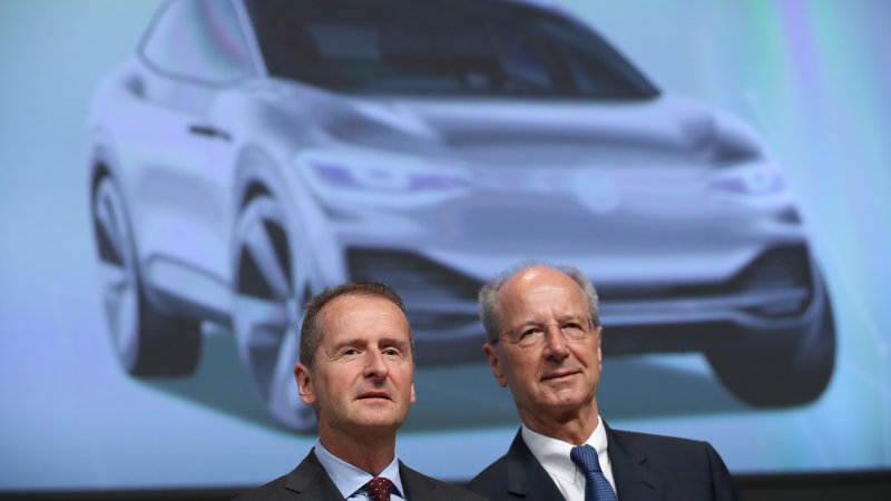 O chairman da VW, Herbert Diess, e o membro do conselho de administração, Hans Dieter Poetsch falaram hoje aos acionistas