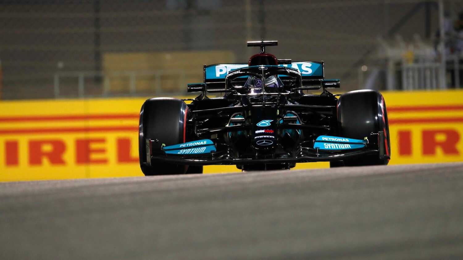 Lewis Hamilton começa a nova época como terminou a anterior