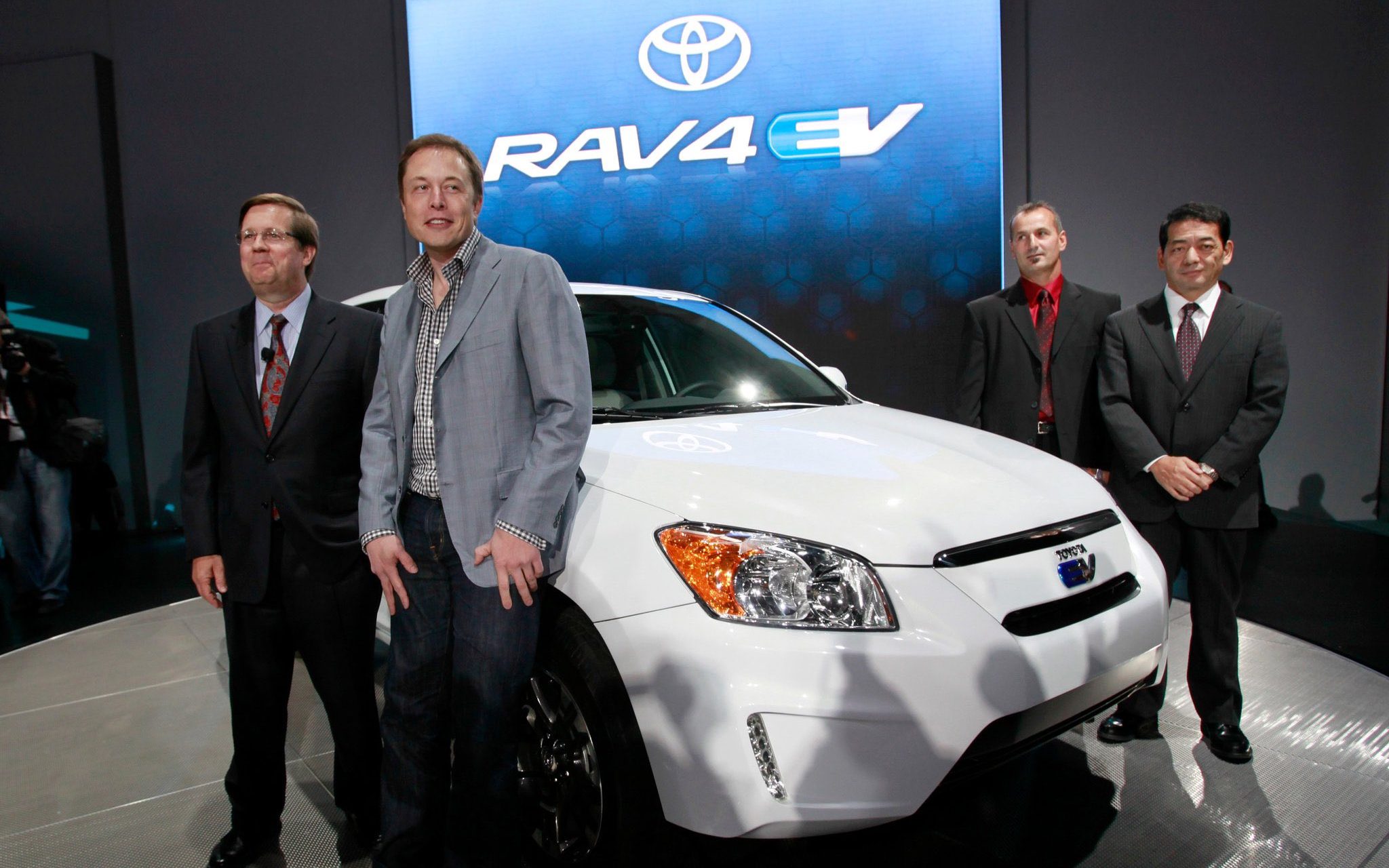 Em 2012, a Toyota apostou num RAV4 elétrico com motor da Tesla