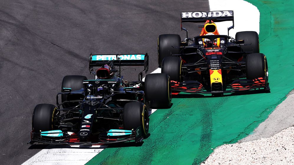 Hamilton à frente de Verstappen