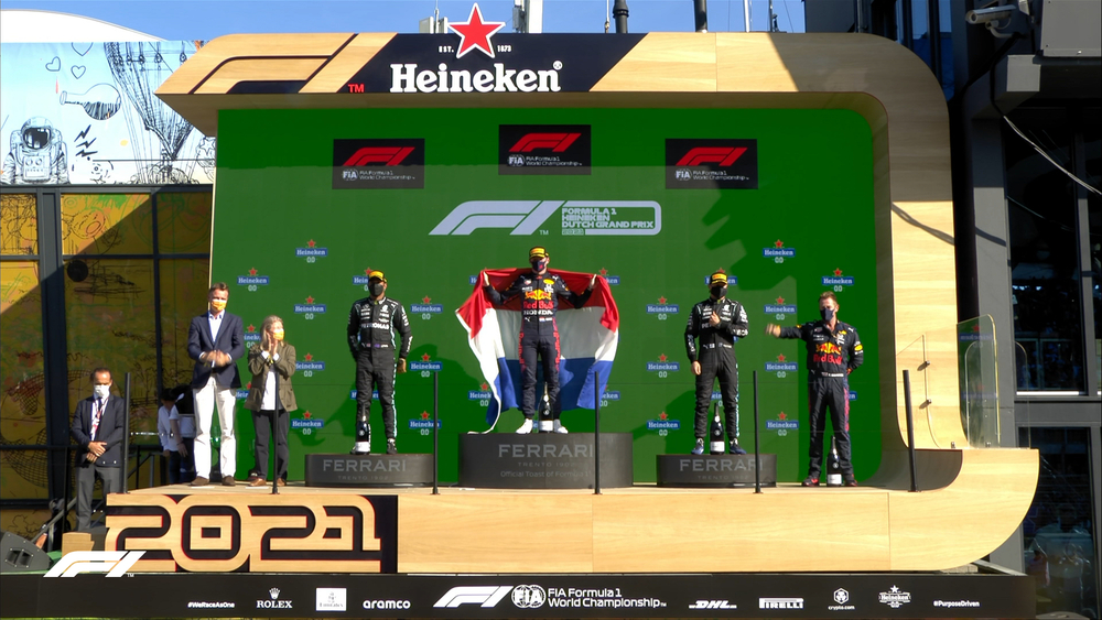 Verstappen no lugar mais alto do pódio