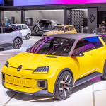 Em primeiro plano o protótipo do Renault 5 elétrico no Salão de Munique de 2021