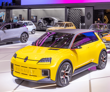 Em primeiro plano o protótipo do Renault 5 elétrico no Salão de Munique de 2021
