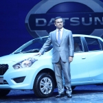 Carlos Ghosn junto ao Datsun Go em Nova Deli em 2013