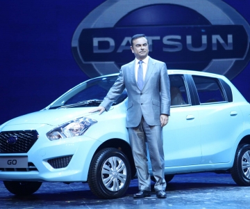 Carlos Ghosn junto ao Datsun Go em Nova Deli em 2013