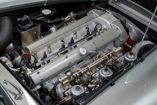 Aston Martin recria componentes originais para clássicos