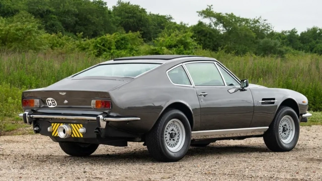 Aston Martin V8 de James Bond
