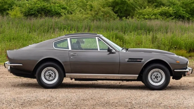 Aston Martin V8 de James Bond