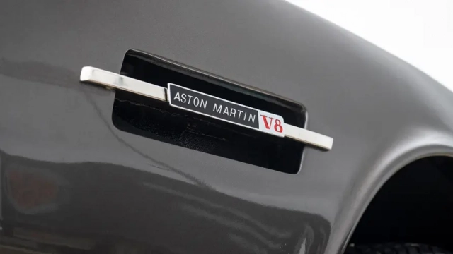 Aston Martin V8 de James Bond