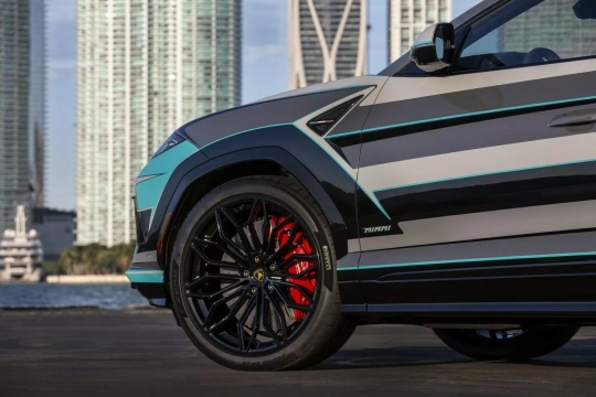 Lamborghini Urus SE Miami