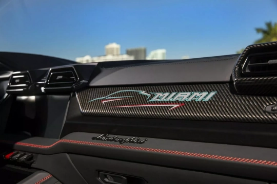 Lamborghini Urus SE Miami