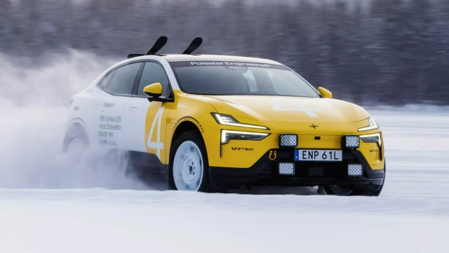 Polestar 4 Arctic Circle