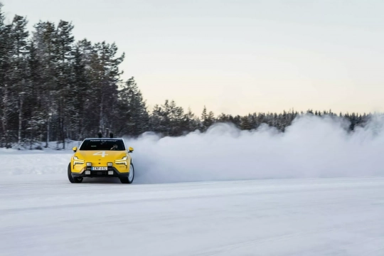 Polestar 4 Arctic Circle