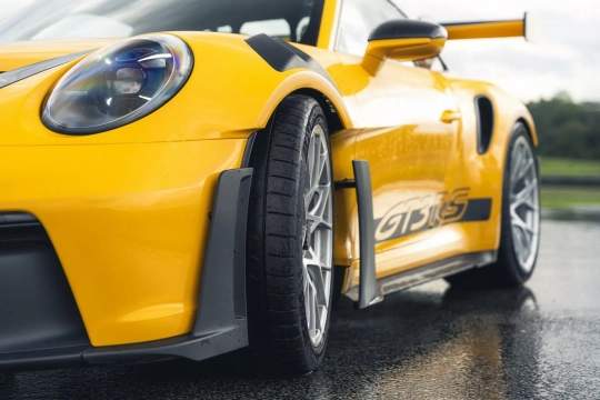 Porsche 911 GT3 RS com novos pneus Michelin