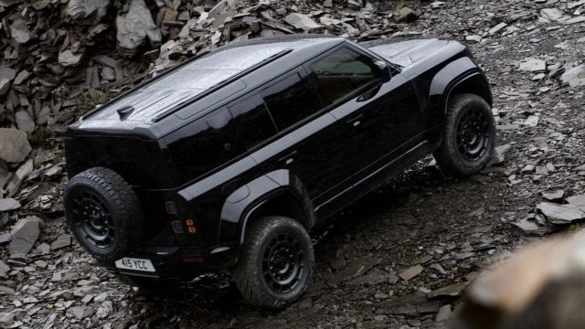 Land Rover Defender OCTA Black