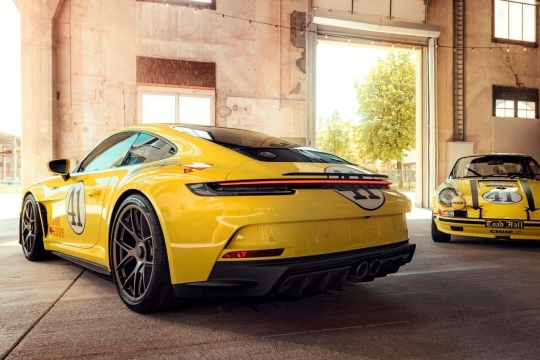 Porsche 911 S/T 2.5 de 1972 restaurado, com o S/T moderno