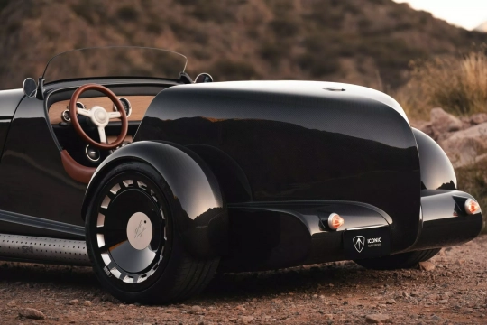 Iconic Auto Sports SP40