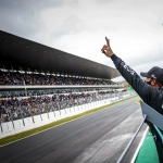 Hamilton comemora a vitória em 2020 no AIA
