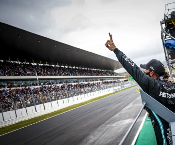 Hamilton comemora a vitória em 2020 no AIA