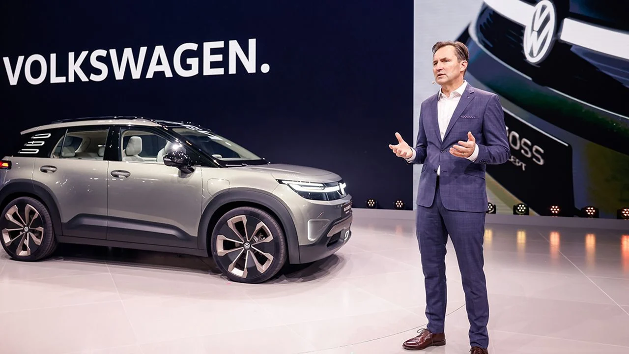 Schäfer ao lado do VW ID. Cross concept