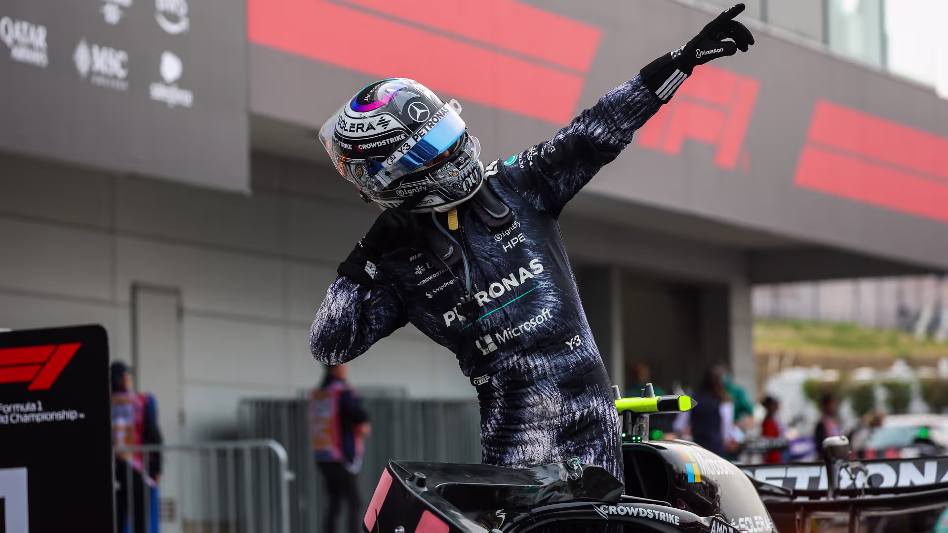 Kimi Antonelli festeja triunfo em Suzuka