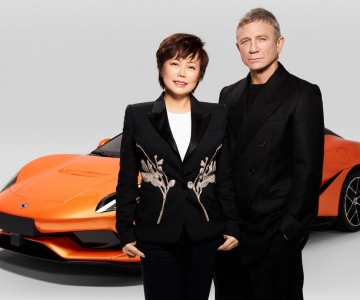 Stella Li e Daniel Craig junto ao Denza Z