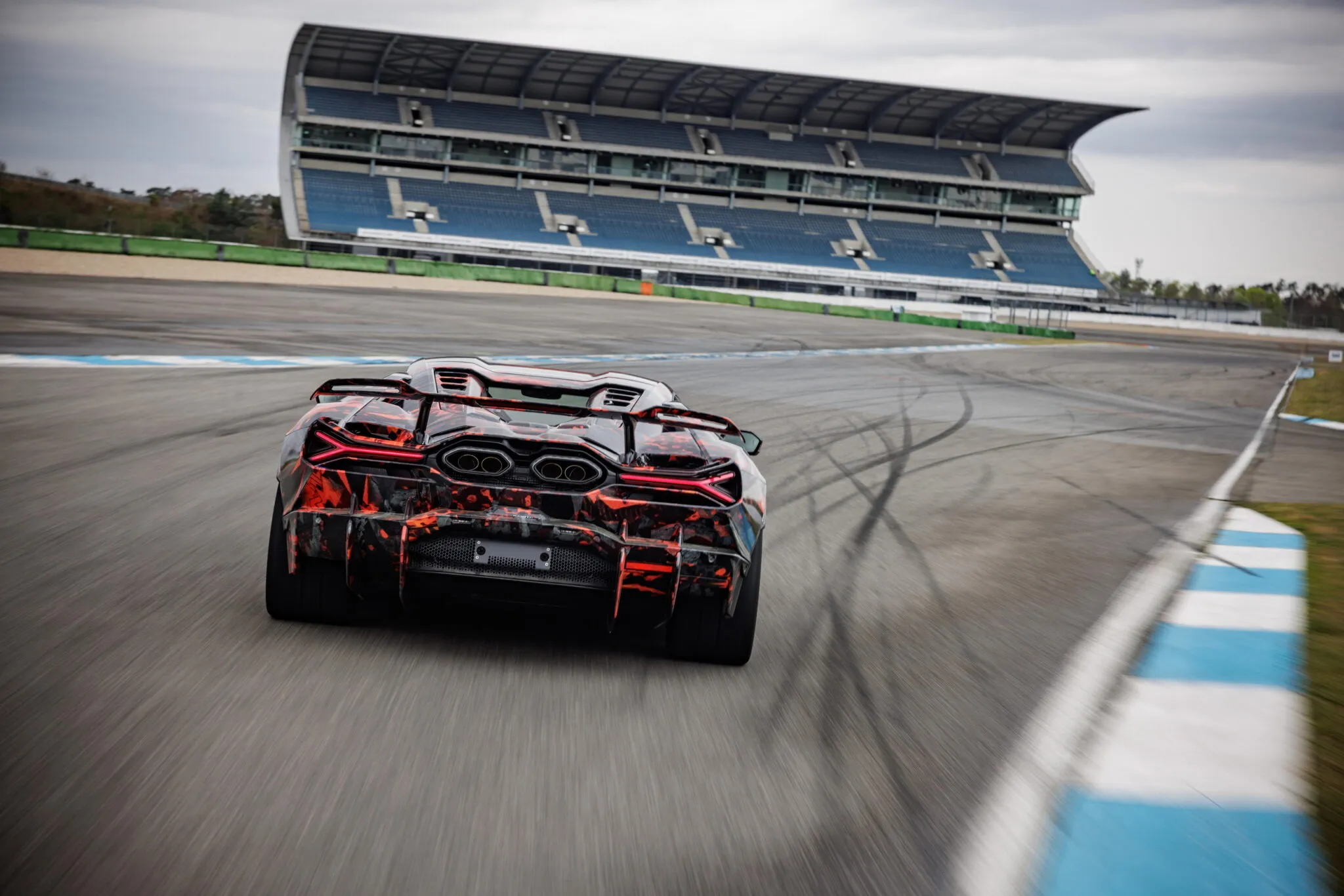 Lamborghini Revuelto SV